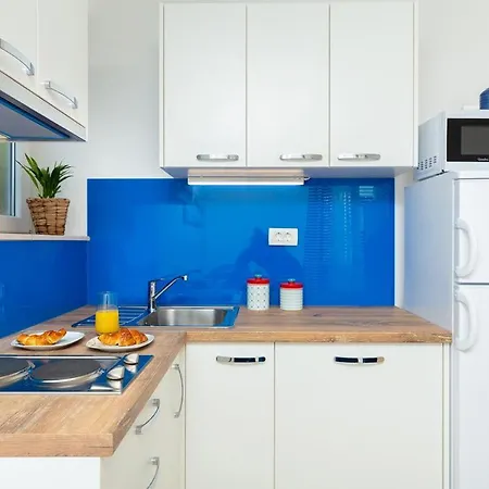 Red And Blue Appartement Mlini